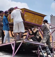Satpol-PP Turunkan 7 Pegupon Gubeng Masjid, Arahan Walikota Eri