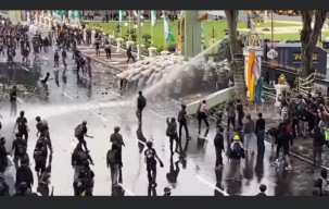 Amankan Demo Tolak UU TNI di Grahadi Surabaya, Belasan Polisi Terluka