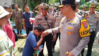 Pengunjung KBS dapat Coklat dari Kapolrestabes Surabaya Kombes Pol Luthfi