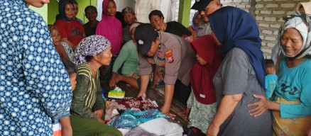 Warga Gunung Barat Sampang Selamatkan Bayi dalam Kardus, Diduga Sengaja Dibuang