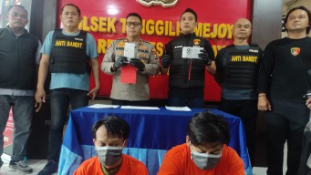 Spesialis Tarik Paksa HP Diamankan, Dua Pelaku Mendekam di Polsek Tenggilis