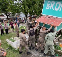 Dugaan adanya Perjudian, Petugas Gabungan Robohkan bekupon di Area Makam Rangkah