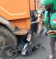 Pemotor Tewas ditabrak Truks Sampah Pemkot Surabaya