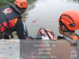 Baca juga : Korban Tenggelam di Sungai Makmur Kedurus Ditemukan Gabungan BPBD dan Kepolisian