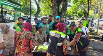 Driver Ojol dapat Layanan Kesehatan Gratis Polda Jatim Jelang Hari Bhayangkara ke -79.