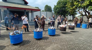 Nilai 5 M lebih Berupa Rokok Ilegal dan Miras Dimusnahkan Bea Cukai dan Kejari Blitar