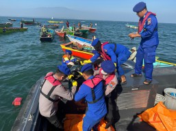 Kembali, 2 Korban Meninggal di Perairan Lekok Dievakuasi Tim SAR Ditpolairud Polda Jatim