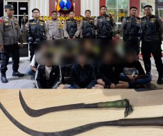 Polisi Sita Senjata Tajam dari 8 Pemuda Hendak Tawuran di Surabaya