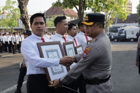 Polrestabes Beri Penghargaan Polisi yang Menangkap Curanmor yang Tewaskan Gadis Remaja