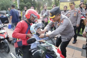 Polisi Bagi 3.600 Bendera dan 83 Helm, Sambut HUT RI ke-80 Polisi di Surabaya