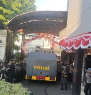 Demo di Mapolrestabes Surabaya Ricuh Usai Penyusup Lempar Petasan dan Batu