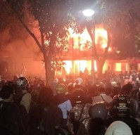 Massa Bakar Gedung Grahadi dan Lakukan Penjarahan