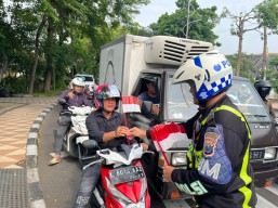 Polrestabes Surabaya Serentak Laksanakan Hening Cipta Bersama Pengguna Jalan di Hari Pahlawan