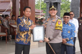 Kapolres Blitar Beri Penghargaan Pos Kamling Berprestasi Guna Mewujudkan Kamtibmas yang Kondusif