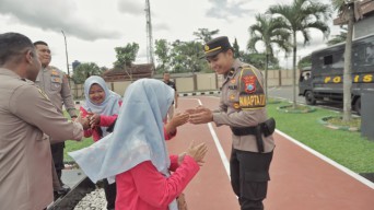 Kunjungan Edukatif SD Negeri Pojok 01 Kabupaten Blitar di Polres Disambut AKBP Arif