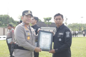 Polres Blitar Gelar Apel Jam Pimpinan dan Berikan Penghargaan kepada Anggota Berprestasi