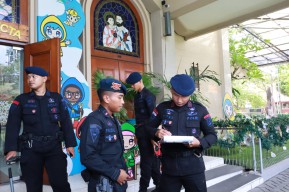 Gegana Polda Jatim dan Polrestabes Surabaya Sterilisasi Gereja Jelang Natal 2025