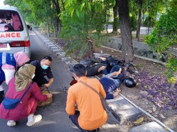 Berkendara Diduga Mabuk, Pemotor Tewas Tabrak Trotoar