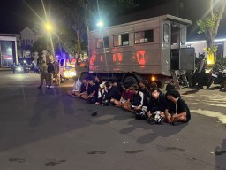 Polrestabes Surabaya Amankan 18 Pemuda dari Dua Kelompok Silat Bentrok Silat di Kedungdoro