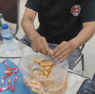 Dalam Krupuk Ikan, Dua Tersangka Asal Tambaksari Ini Kelabui Satresnarkoba Polrestabes Surabaya saat Ditangkap