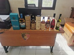 Razia Malam, Polsek Pakal Sita Puluhan Miras Ilegal di Lakarsantri, Termasuk Arak Bali