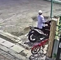 Berkopiah dan Ikut Solat, Maling Sikat Motor Diarea Parkir Masjid Darun Najah Tambak Segaran