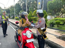 Kartini Tertib Lalulintas, Diapresiasi Polwan Satlantas Polrestabes Surabaya Coklat hingga Helm