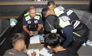 Baca juga : Tiga Tempat Hiburan Dirazia Polda Jatim, 106 Orang Dites Urine