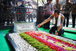 thumbnail Kapolri Ziarah ke Makam Gus Dur di Jombang, Jelang Hari Bhayangkara