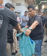 Polrestabes Surabaya Sita Sajam dari Markas LSM Teuku Umar  12