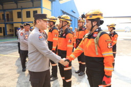 thumbnail Penanganan Gempa NTT, Polri Kembali Kirim Tim SAR dan Bantuan Logistik 