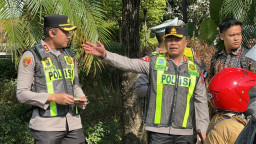Kapolrestabes Surabaya Bagikan Helm kepada Pengendara Tertib di Jalur Kanalisasi