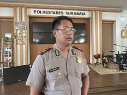 thumbnail Terkait Poster Zona Karaoke Pakai Baju Polri AI, Polrestabes Surabaya Dalami Promosi Tersebut 