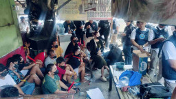 thumbnail Kampung Kunti Sidotopo Digrebek, Polisi Amankan Sejumlah Orang dan Temukan Indikasi Peredaran Narkoba