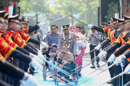 Pedang Pora dan Atraksi Budaya, Sambut Irjen Pol Dekananto Eko Purwono Resmi Pimpin Polda Jatim