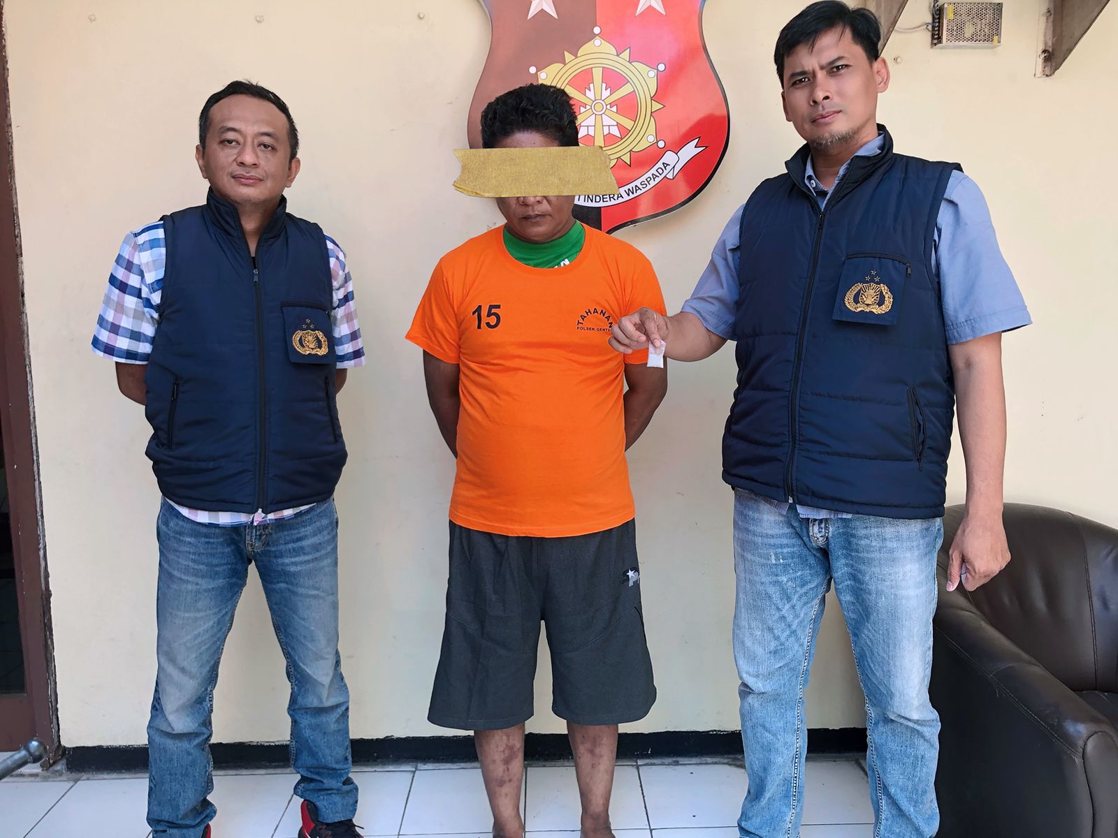 Tersangka sabu diapit anggota Polsek Genteng