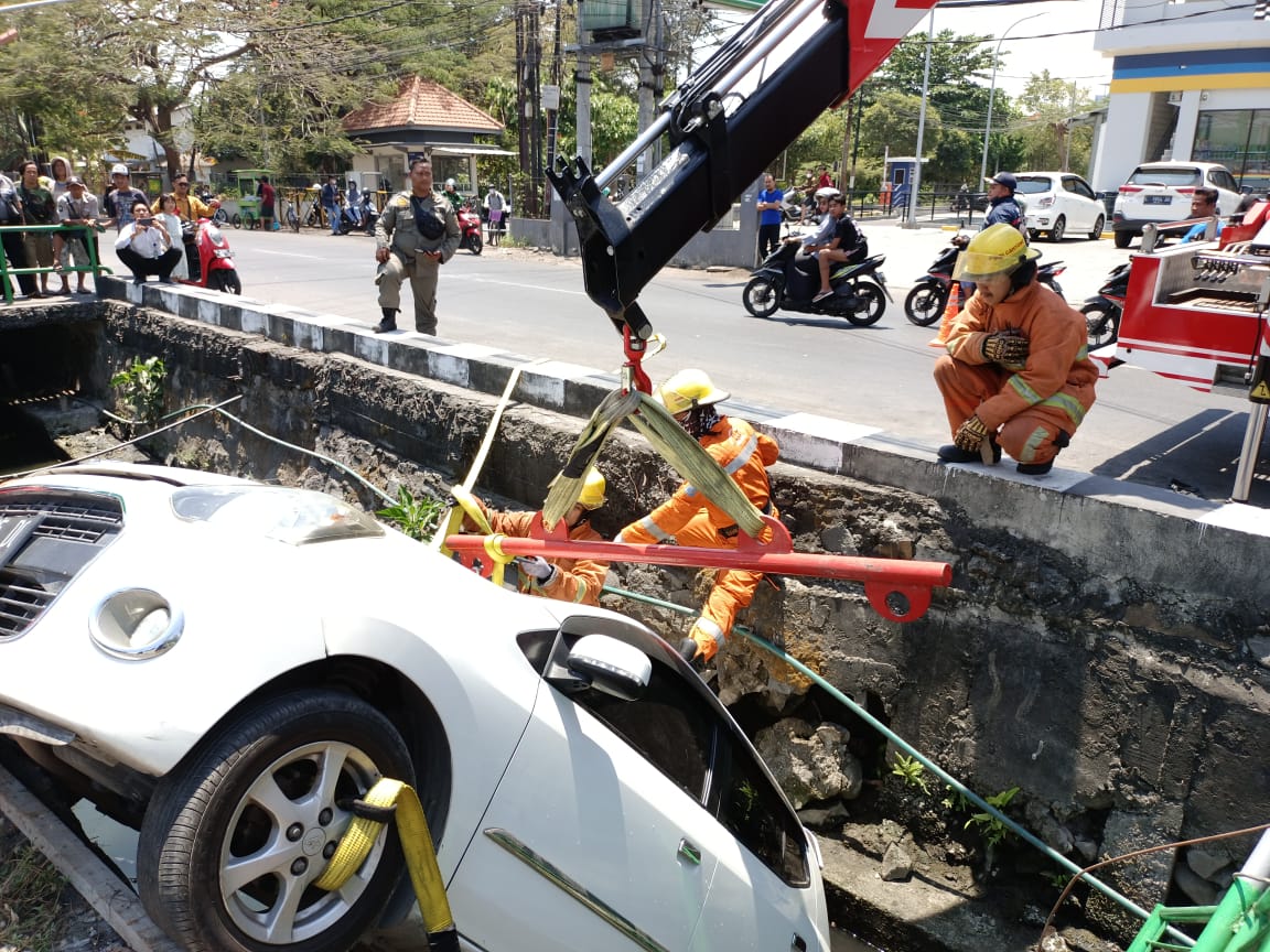 Mobil yang tercebur kedalam sungai
