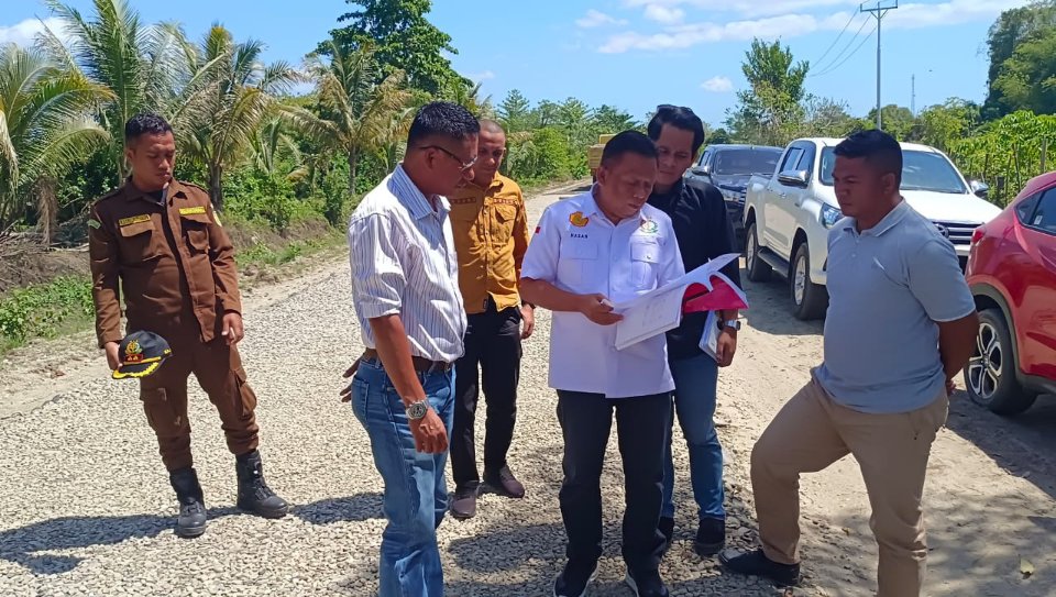 Kajari Buru Tinjau Jalan Lapen Waelo-Waitina