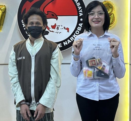 Tersangka pengedar sabu didampingi petugas Polrestabes Surabaya 