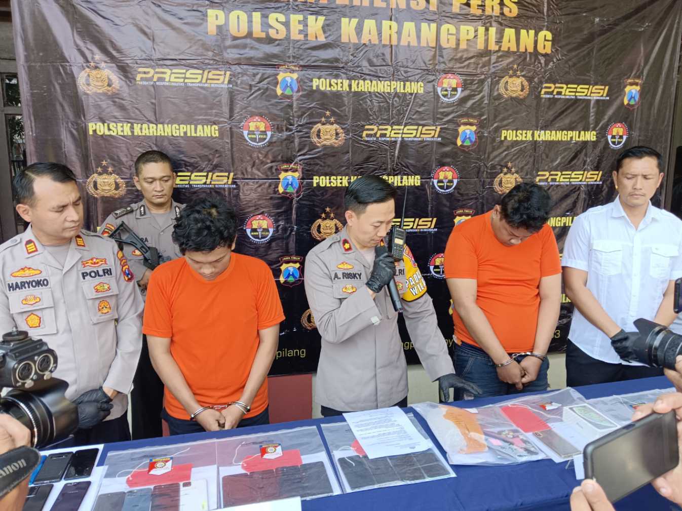 Kapolsek Karangpilang Kompol Risky pamerkan penadah HP curian 