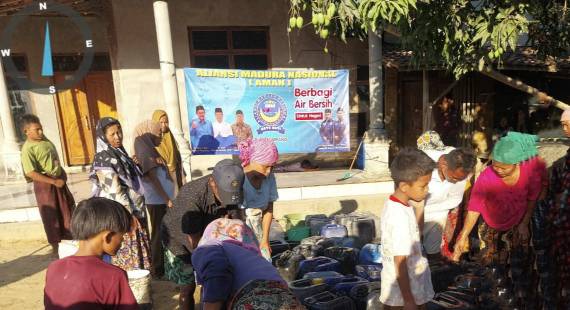 Droping air bersih bagi warga terdampak krisis kekeringan di Sampang 