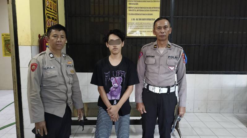 Penabrak Polisi diapit anggota Polrestabes Surabaya 