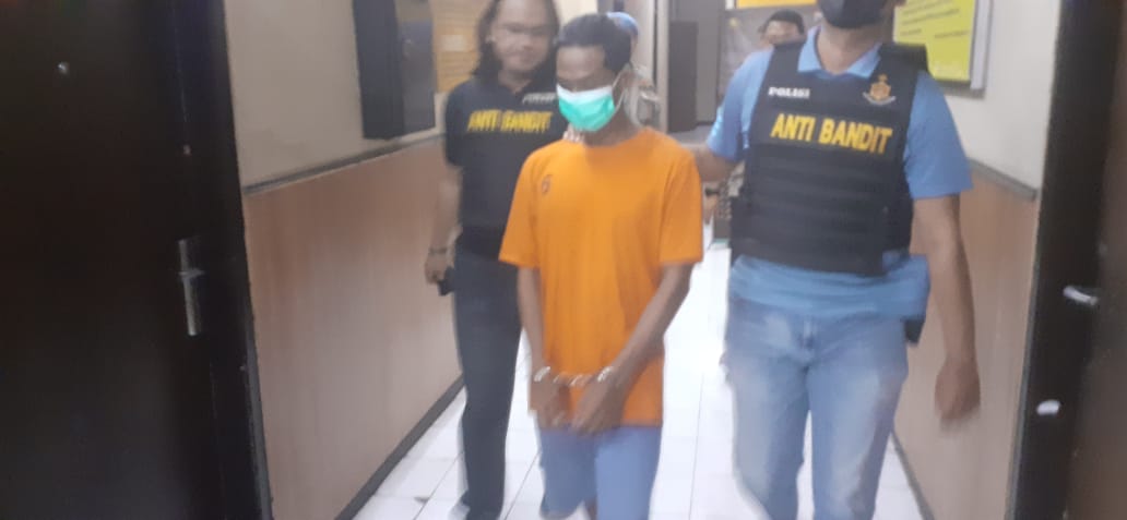 Pelaku penipuan di Polsek Tenggilis Surabaya diapit petugas