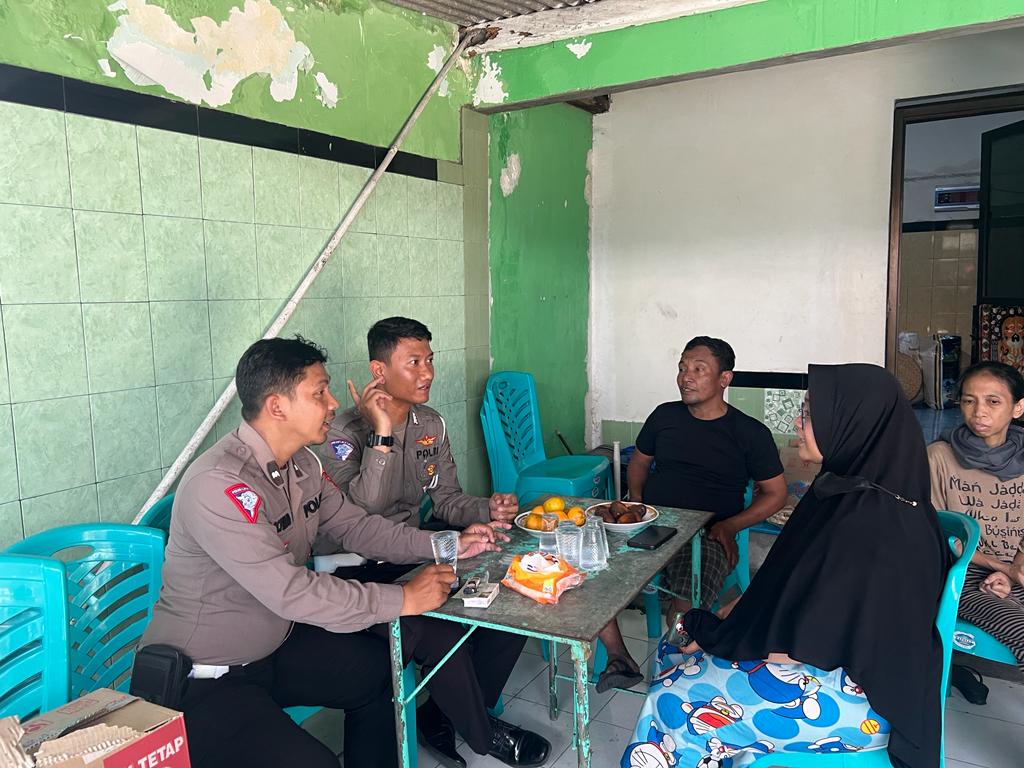 Anggota Satlantas Polrestabes Surabaya di rumah duka korban kecelakaan