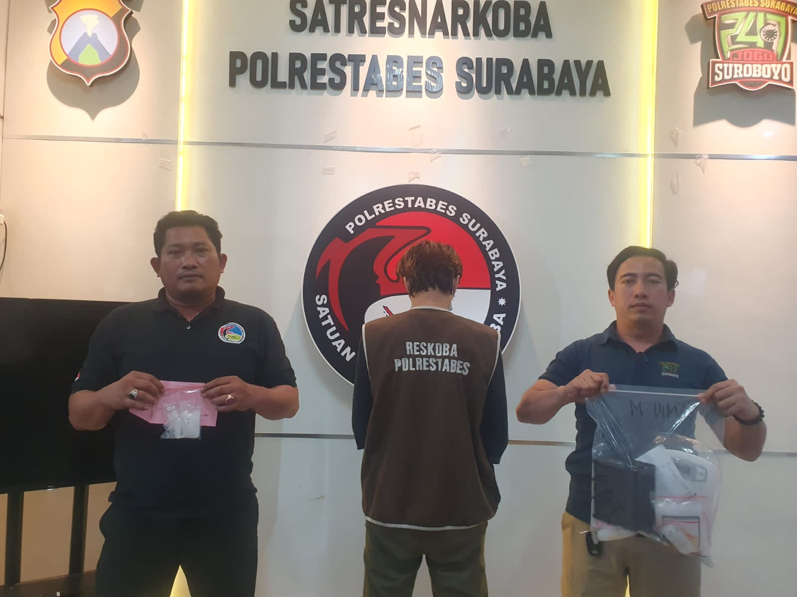 Pengedar sabu diapit anggota Polrestabes Surabaya 
