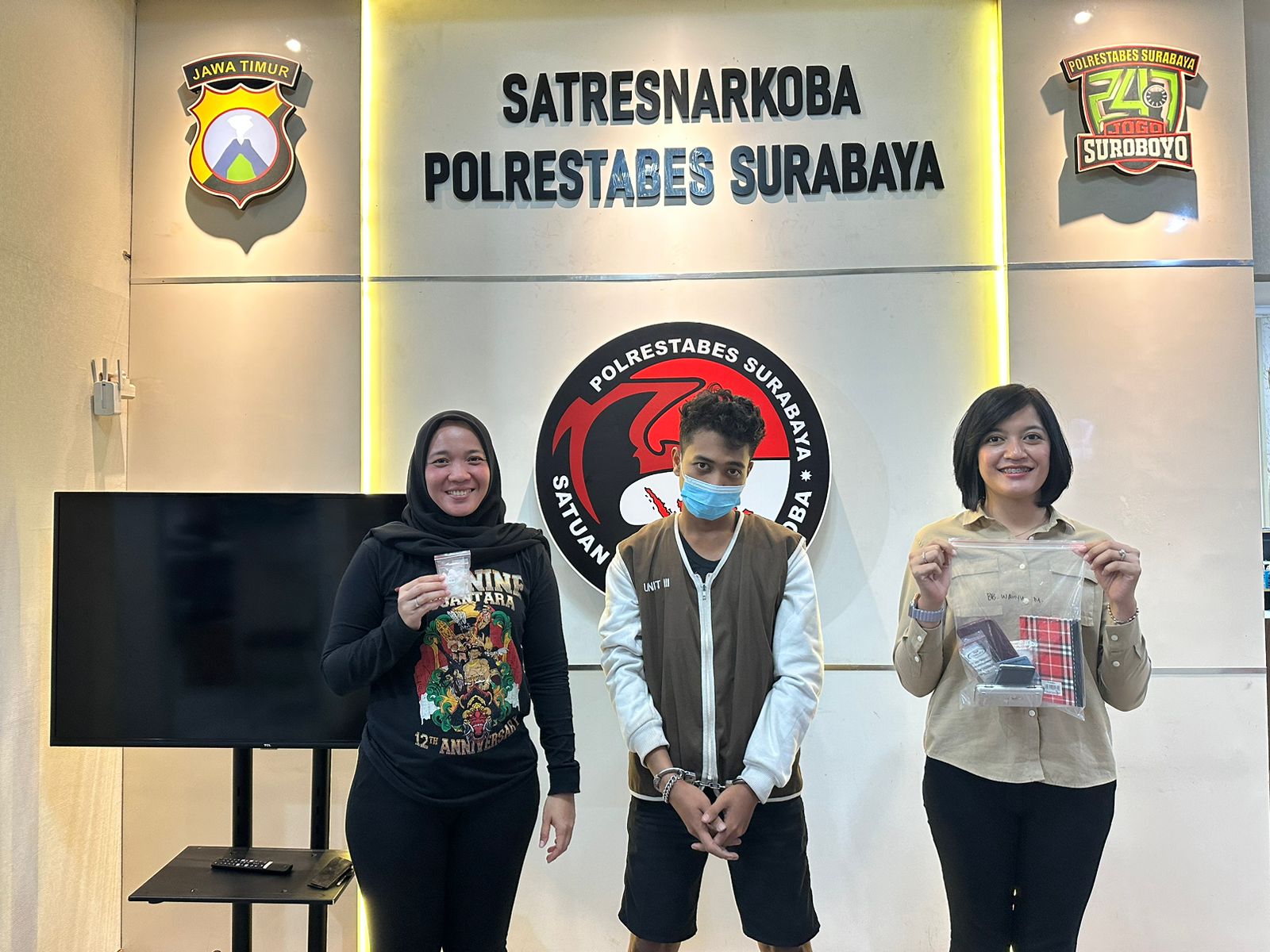 Pelaku tengah diapit anggota Polrestabes Surabaya 
