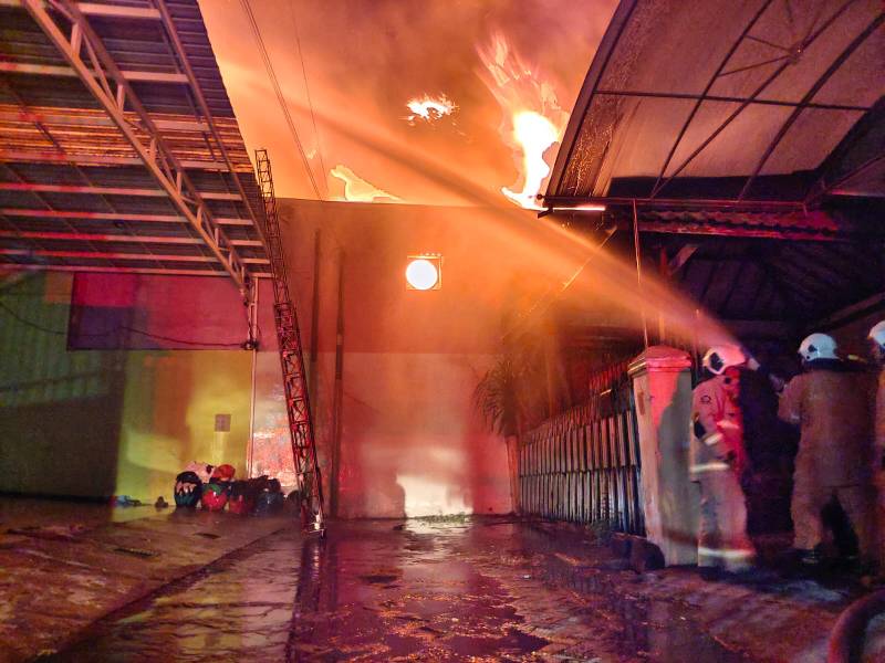Pabrik lilin yang terbakar di Surabaya 