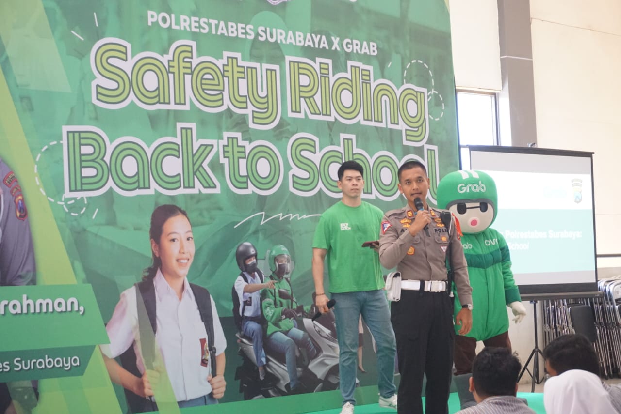 Kegiatan Safety Riding Back to School di SMAN 5 Surabaya