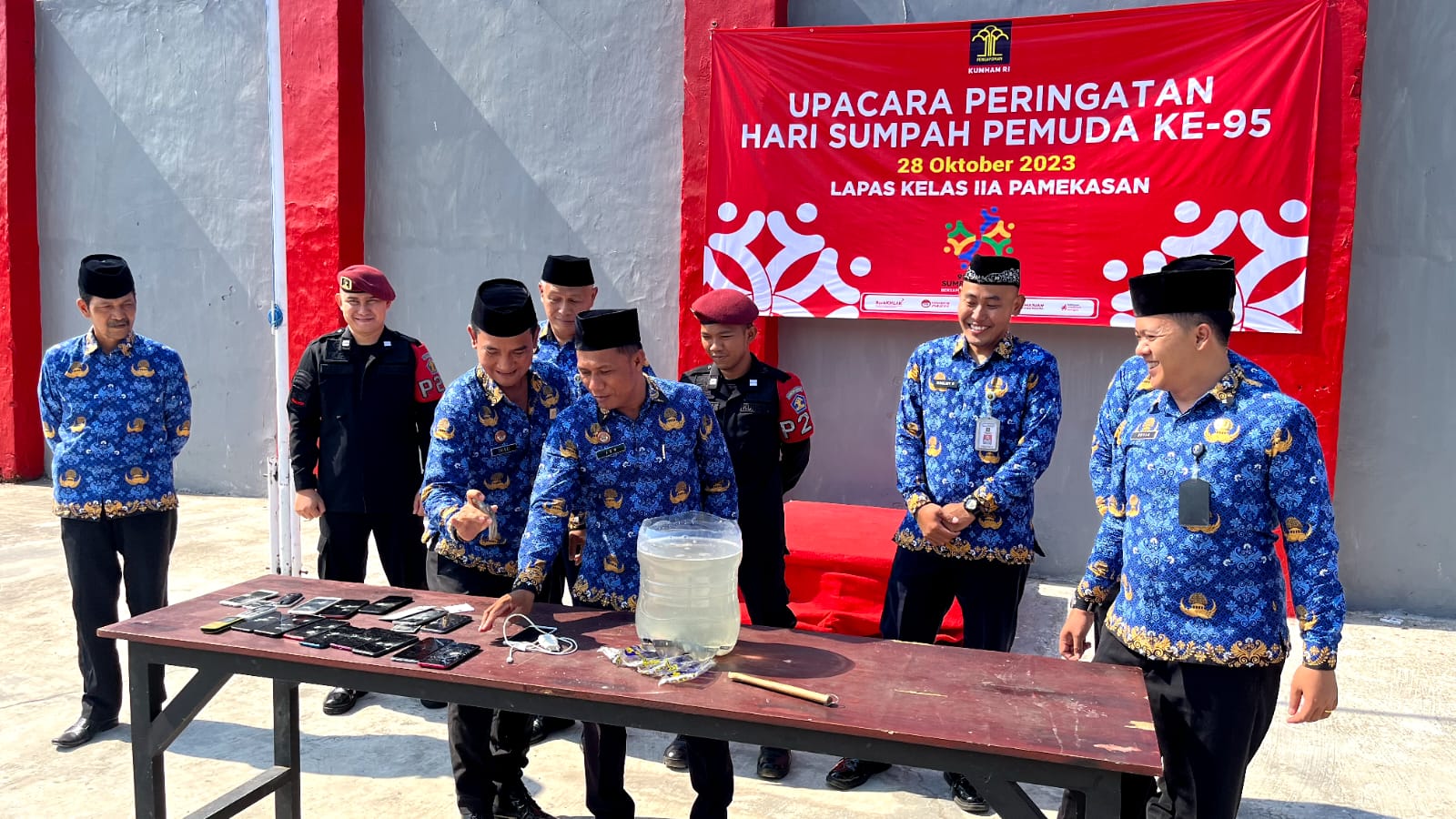 Pemusnahan HP di Lapas Pamekasan Hasil Razia 