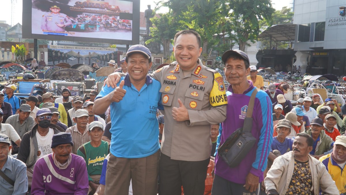 Kombes Pasma Kapolrestabes Surabaya serahkan paket sembako ke Abang Becak